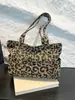 Bolso de mano de gran capacidad con diseño de nicho estampado de leopardo para mujer, nuevo bolso de hombro otoño e invierno 2024, bolso tote coreano de dibujos animados