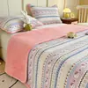 26 Juego Nuevo de Cubrecama de Tres Piezas Leche Polar Engrosado Uso por Ambos Lados Suave Agradable a la Piel Lavable Ropa de Cama para el Hogar Cubrecama