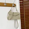 Outono de 2026 Nova Bolsa Transversal Estilosa Texturizada Quadrada Pequena Retrô Bolsa de Ombro Simples Versátil Feminina Tendência Atacado Bolsas Femininas