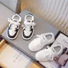 Zapatillas blancas para niñas 2026 nuevo modelo primavera y otoño zapatos para niños zapatillas deportivas blancas zapatillas de caña baja zapatos para el rendimiento escolar