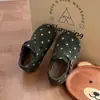 Zapatos Birkenstock de niña con lunares, nueva colección otoño/invierno 2026, zapatos infantiles de suela blanda con cierres de velcro, zapatos pequeños de cuero retro y versátiles para niños mayores