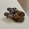 Chinelos minimalistas de pele de ovelha para mulheres com saltos finos, estilo vintage, adequados para uso externo, sandálias versáteis de salto alto