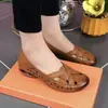 Zapatos Sandalias de Mamá 2026 Primavera y Verano Nuevos Estilo Chino Suela Suave Superficie Suave Zapatos Ligeros Perforados para Mujeres de Mediana Edad y Mayores Antideslizantes Zapatos de Una Sola Pieza