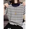Camiseta com design de blocos de cor listrados, manga curta e ombros normais para mulheres, nova peça de moda versátil de nicho para primavera, verão e outono de 2026