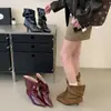 Novas botas femininas para o início do outono de 2026, botas curtas empilhadas de camurça plissada com bico fino e salto baixo kitten