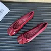 Nuevos Zapatos Planos de Primavera y Otoño con Imágenes Reales del Producto: Zapatos de Ballet Planos de Punta Cuadrada para Mujer con Suelas Suaves y Moño, en Color Borgoña