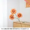 3 rosas artificiales con bordes acampanados para decoración del hogar en una habitación modelo de casa de huéspedes mejoran eficazmente la atmósfera artística del espacio