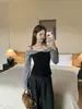 Top de algodón de otoño de talla grande, nuevo estilo, imitación de dos piezas, patchwork a cuadros, hombros descubiertos, manga larga, corte ajustado