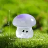 Nuevo producto transfronterizo: figuras de hongos que brillan en la oscuridad, lindos adornos pequeños, accesorios de decoración para manualidades, decoraciones para terrarios de musgo en miniatura y piezas decorativas pequeñas