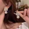 Brincos de pérolas com flor de diamante, brincos de personalidade da moda, novos brincos de luxo elegantes e leves para mulheres G