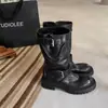 ¡Stock Listo, Envío Inmediato! Zapatos del Mismo Estilo de Mamá Uva, Estilo Callejero Yingli Piel Lavada Frescos Punta Redonda Correa con Hebilla Suela Gruesa Botas Martin