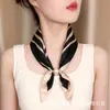 Pañuelo pequeño de moda francesa para primavera y verano, pañuelo de seda decorativo fino de camelia casual, bufanda de cuello para mujer de celebridad de internet de lujo ligero