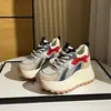 Novo Estilo de Verão Sapatos Femininos Respiráveis com Aumento de Altura Oculto, Tênis Casuais Brancos de Solado Grosso para o Verão de 2026, Sapatos Esportivos de Malha, Sapatos de Pai