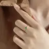 Anillo de Piedra Preciosa Color Esmeralda con Circonita, Diseño de Nicho, Anillo Minimalista Estilo Palacio, Sensación de Alta Gama, Anillo de Dedo del Pie, Anillo para Dedo Índice