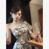 Top de satén estampado sin hombros estilo Old Money para mujer, nuevo modelo de verano con un diseño irregular de un solo hombro fresco y elegante