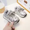 Zapatos para caminar para niños, nuevos modelos de primavera y otoño para niñas, zapatillas transpirables de cuero con lunares, suela suave, zapatos deportivos casuales antideslizantes