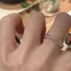 Anel Retrô Popular Xiaohongshu com Rombos Full-Diamond Escovado, Exquisito, Luxo Acessível, High-End, Anel de Empilhamento Estilo Frio para Mulheres