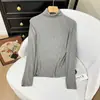 Camiseta de alta elasticidade, gola alta, corte justo e toque de cashmere. Cor pura, manga longa, casual, moderno, para mulheres. Outono Inverno. Camada base.