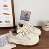 Sapatos baixos brancos leitosos de sola grossa para mulheres muffin 2025 primavera e verão novos chiques de nicho feios fofos sapatos de pão bico redondo tênis de plataforma