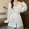 Camisa Acetato Cetim Decote V 2026 Luxo Leve para Mulheres, Temporada de Primavera, Tamanho Grande, Elegante com Cinto, Cintura Marcada, Top Casual que Esconde a Barriga
