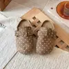 Chinelos Birkenstock estilo coreano para meninas, com bolinhas, modelo novo primavera e outono 2026, com sola macia, chinelos infantis fechados não abrasivos