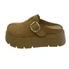 Sapatos de outono de passo único com sola grossa para pessoas baixas, estilo coreano, chinelos preguiçosos, fivela de couro, bico dividido, meio 2026 chinelos para uso externo feminino