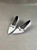 Sapatos femininos de pele de carneiro super macia, bico fino estilo francês, modelo novo 2026, salto plataforma, corte baixo, salto alto versátil e elegante para o trabalho e deslocamento