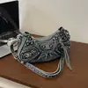 2026 Nueva Bolso de Motocicleta de Moda de Nicho Bolso de Mezclilla para la Axila Bolso Versátil de Mujer Remache Media Luna Plisado de un Solo Hombro Cruzado