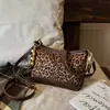 2026 Nueva Bolsa de Hombro con Estampado de Leopardo para Mujer, Versátil, de un Solo Hombro, Cruzada, Bolsa tipo Dumpling, Gamuza, para Viajes, Moda de Nicho, Sensación de Alta Gama