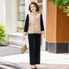 Ropa de otoño para madre de mediana edad, chaqueta chaleco estilo chino, moda de otoño para mujeres de mediana edad y mayores, conjunto de tres piezas de top de terciopelo dorado