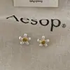 Exquisitos Pendientes de Flor Pequeña, Pendientes de Flor Simples y de Moda para Mujer, Diseño de Nicho, Pendientes Versátiles de Gama Alta para el Trabajo