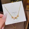 Nuevo Collar con Colgante de Flor Pequeña Estilo Vintage Chino Oro 18K Lujo Ligero Sensación de Alta Gama Cadena para Clavícula de Acero de Titanio Collares de Celebridades de Internet