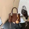 Elegante y moderno bolso pequeño cuadrado con estampado de leopardo, nuevo modelo de principios de otoño 2026, bolso de mano simple y moderno para el trabajo y los desplazamientos