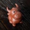 Mascota de té de arcilla púrpura Zodiac Buey Figura pequeña Escultura hecha a mano Dahongpao Juego de té Accesorio para mesa de té Artesanías Cerámica Se puede usar para guardar té