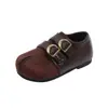 Zapatos de cuero retro de punta dividida, nueva colección primavera/otoño 2026, zapatos de niña estilo coreano con detalles de hebilla, zapatos Mary Jane de suela blanda