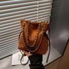 Bolso para Mujer Bolso Pequeño Bolso de Mano con Cadena 2025 Nuevo Bolso Cubo de Gamuza Bolso de Hombro Cruzado Simple y Versátil