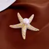 Broche con Forma de Serpiente Letra de Circonita Bañado en Oro Real Broche de Lujo Ligero Gama Alta Moda de Nicho Joyería Versátil Venta al por Mayor para Mujeres