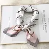 Pañuelo de Seda Nuevo Estilo Coreano de 70 cm Pañuelo Cuadrado Pequeño Decoración de Letras para Mujer Versátil Corbata Bolsa Cinta para el Cabello Pañuelo Pequeño Artístico