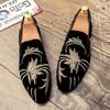Sapatos Pequenos de Couro Bordados com Totem Casual Plus Size Transfronteiriços Estilo Coreano Sapatos Masculinos Distintos para Boate