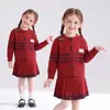 Conjunto de Dos Piezas de Moda para Niñas Estilo Preppy Rayado Tejido Cardigan Suéter y Falda Plisada Otoño/Invierno 2026