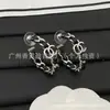 Brincos de argola dupla C em couro de alta qualidade Xiangjia, design de nicho de luxo leve, versáteis para o trabalho, disponíveis nas cores dourado e prata.