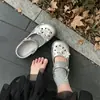Estilo dulce y delicado, diseño de flor de perla, ligeramente arqueado, zapatos perforados cómodos de suela blanda para mujer, sandalias tipo ballet Mary Jane antideslizantes de verano
