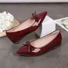 Zapatos sin cordones de color liso con suela plana para mujer, que realzan la altura, Estilo popular de celebridad de Internet 2025, Zapatos bajos frescos inspirados en Chanel, aptos para pies anchos
