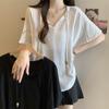 Camiseta Manga Curta Estilo Preguiçoso com Pingente Plus Size para Mulheres Verão 2025 Nova com Caimento Solto, Efeito Emagrecedor e Moda que Cobre a Pele com Decote V para Mulheres