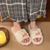 Nuevas pantuflas de algodón lindas de punta abierta para mujer, adecuadas para usar en casa y al aire libre, pantuflas tipo slip-on peludas, 2026 planas de dibujos animados con suela suave