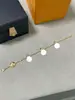 Pulseira de Quatro Flores V-Gold Edição de Luxo Pérola Branca Ouro Rosa Réplica de Luxo Leve Acabamento Fino Moda Feminina Joia Versátil