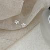 Aretes de Cereza Simples de Plata Esterlina S925 de Lujo Ligero para Mujer Estilo Coreano Combinan con Todo Pequeños Aretes de Camelia de Alta Gama Aretes