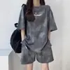 Conjunto Esportivo Casual para Mulheres, Roupa de Verão, Largo e Solto, Conjunto de Duas Peças com Shorts de Manga Curta Tie-Dye Moderno e Estiloso, Estilo Casual Japonês e Coreano