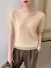 Top sin costuras de manga corta con cuello en V, una pieza versátil y elegante para otoño e invierno, diseñado para acentuar el escote