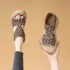 Sandálias Fechadas com Solado Grosso Moda Retrô para Mulheres, Novo Modelo Verão 2026, Sapatos de Praia de Luxo High-End com Estampa de Leopardo, Dupla Utilização